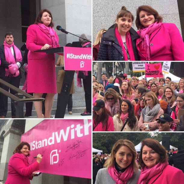 2017-01-17_toniatkins_with-lenadunham-sashaalexander-many-colleagues-rallying-support-for-planned-parenthood-and-access-to-womens-healthcare-istandwithpp